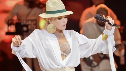 Ajda Pekkan’dan Çukurova’da Yaza Merhaba! Sahne Işığıyla Göz Kamaştırdı