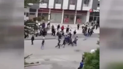 Akran Şiddeti Alarm Veriyor: Ankara’da Lise Çıkışı Yumruklu Kavga!