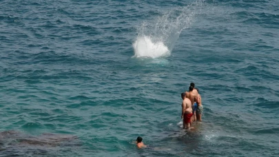 Konyaaltı'nda Tehlikeli Adrenalin: 30 Metrelik Falezlerden Denize Atladılar