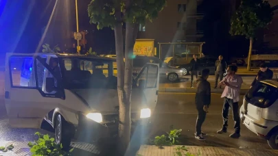 Dur İhtarına Uymadı, Ağaca Çarptı! 38 Bin TL Ceza Kaçınılmaz Oldu