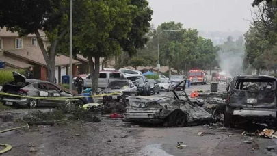 ABD’de Gece Yarısı Korku Dolu Anlar! Uçak Mahalleye Çakıldı