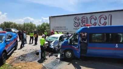 İznik’te Trafik Kazası: Otomobil Jandarma Minibüsüyle Çarpıştı, 1 Ölü 2 Yaralı