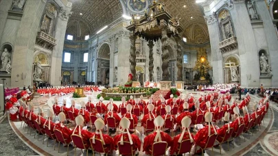 Katolikler Gözünü Gökyüzüne Dikti: Papa Seçiminde Kritik İlk Gün