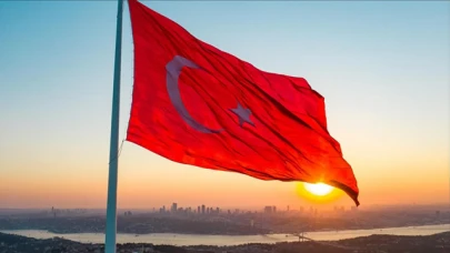 Bursa'da Türk Bayrağına Saldırı Girişimi: Vatandaşlar Engelledi!