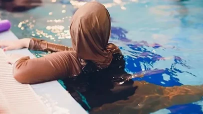 Haşema giyen kadını havuza almadılar!