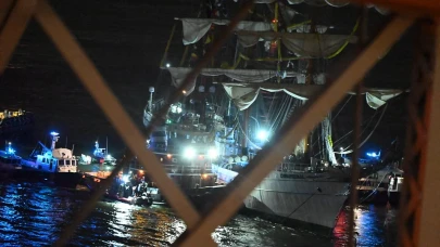 Donanma Gemisi Brooklyn Köprüsü’ne Çarptı! Çok Sayıda Yaralı Var