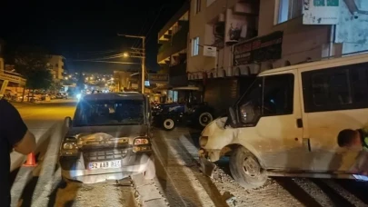 Hatay’da Ticari Araç Kontrolden Çıkarak Park Halindeki Araçlara Çarptı