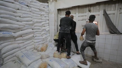 Açlıktan ölmek üzere olan Gazzeli çocuklara ekmek yapılıyor!