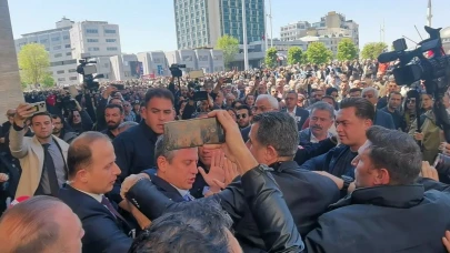 CHP lideri Özgür Özel AKM çıkışında saldırıya uğradı!