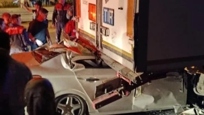 Mersin'de Park Halindeki TIR Kazası: İki Genç Hayatını Kaybetti