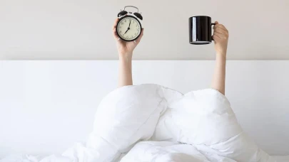 Alarmdan önce kalkmak başarı değil, vücudunuzun yardım çığlığı olabilir!