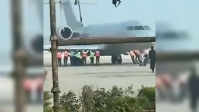 Uçağı Elle İttiler: Hindistan’da Şaşırtan Görüntü