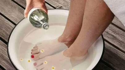 Ayaklarını sirkeli suda bekleten o sorundan kurtuluyor: Etkileri görenler şaşkın!