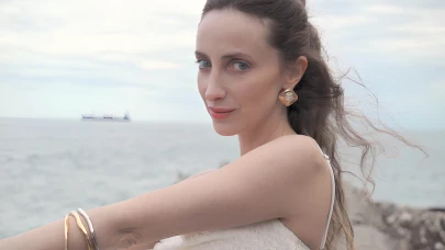 Ceren Gündoğdu’dan İtalya’dan Gelen Yaz Selamı: "Sevdan Ateşten Gömlek" Klipte Büyüledi!