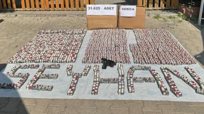 Adana'da film sahnesi gibi baskın! Minibüsten uyuşturucu yağdı!