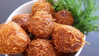 Bu bezzeti denemeyen kalmasın! Tel şehriyeli patates köftesi tarifi ile fark yaratın