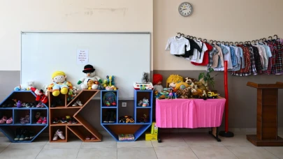 Askıda oyuncak ve kıyafetle miniklerden büyük mesaj