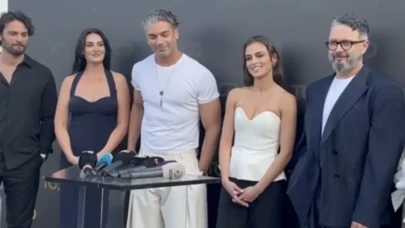 Elif Aksu Güzelliğiyle Gecenin Yıldızı Oldu! “Zamanın Kapıları”na Güçlü Giriş