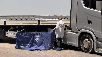 Aynı yöne gidiyorlardı, bir anda yok oldular: Tır çarpmasıyla iki can kayıp