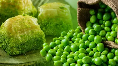 İri fıstıklı diye aldığı baklavadan bezelye çıktı! Vatandaşın tepkisi gündem oldu