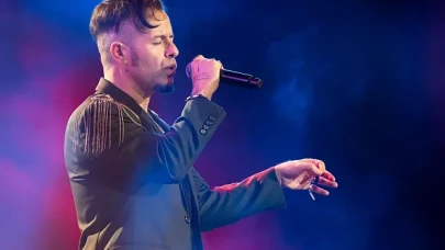 Emre Aydın’dan Harbiye’de Duygu Seli: “Son Yalancı” İlk Kez Sahnelendi!