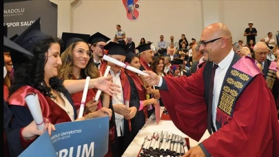 Anadolu Üniversitesi’nde her yaşa mezuniyet coşkusu
