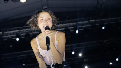 Zeynep Bastık’tan Yaz Turnesi: Sahne Onun, Enerji Tavan!