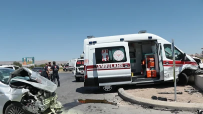 Adana'da ambulans ve otomobil çarpıştı: 1 ölü, 1 yaralı