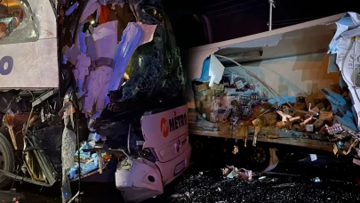 Sakarya Pamukova’da trafik kazası: Yolcu otobüsü TIR'a çarptı! Çok sayıda yaralı var