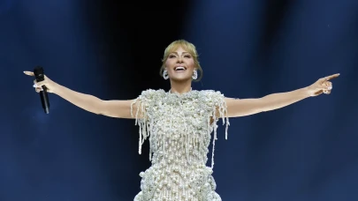 Derya Uluğ’dan İncili Şov: Sahneye Havadan Giriş Yaptı!