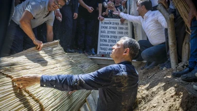 CHP’de vefa töreni: Özgür Özel tabuta omuz verdi mezara indi