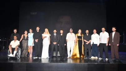 Kayahan’ın ruhunu AKM’de canlandırdılar: O şarkı tüm salonu susturdu!