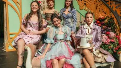 Gurur ve Önyargı (gibi bir şey): Tiyatro Sahnesinde Kadın Gücüyle 3 Dalda Aday!