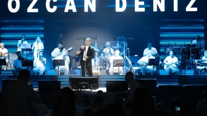 Bayram gecesi unutulmaz oldu! Özcan Deniz’den Akdeniz’de müzik ziyafeti