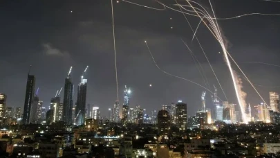 Video: İran İsrail'i vuruyor! İşte o anlar kamerada