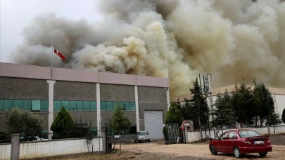Adana’da geri dönüşüm fabrikasında gece yarısı yangın paniği!