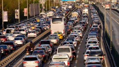 Bayram dönüşü trafik kabusu ! Yoğunluk zirvede !