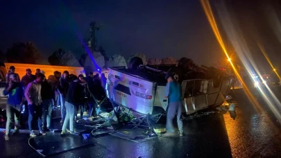 Kontrolden Çıkan Midibüs Devrildi, 25 Kişi Hastanede