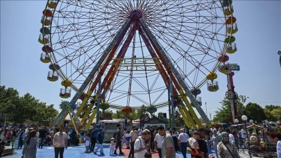 Maskotlar, Çarpışan Arabalar ve Neşe: Çocuklar Parklarda Bayramı Kutladı