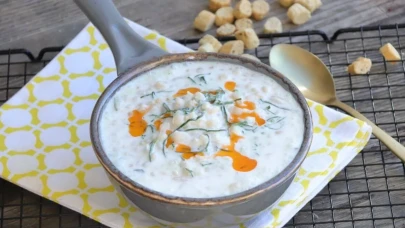 Hem pratik hem serin: İnce bulgurlu soğuk yoğurt çorbası tarifi