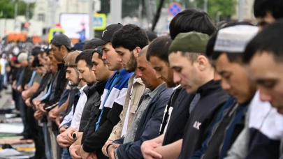 Moskova’da bayram namazı camileri taşırdı, Müslümanlar sokaklara taştı