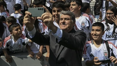 Serdal Adalı’dan Anlamlı Buluşma: 250 Çocukla Siyah-Beyaz Sevgi Zinciri