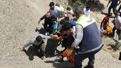 Silopi’de Kahreden Kaza! Otomobil Şarampole Uçtu: 1 Ölü, 3 Yaralı
