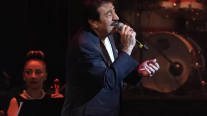 AKM’de Duygu Yüklü Gece: Kayahan 10. Yılında Şarkılarıyla Anıldı!