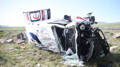 Kars’ta dehşet anları: Ambulans şarampole devrildi