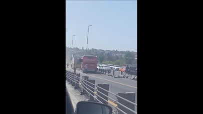 İstanbul’da Metrobüs Taşınırken Kaza: Trafik D-100’de Durdu
