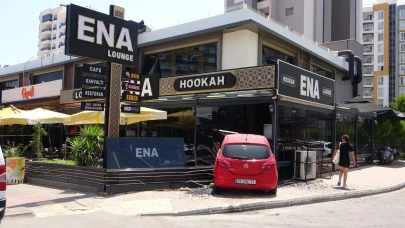 Mersin’de Korkutan Kaza: Otomobil Kafeye Girdi, Yaralanan Olmadı