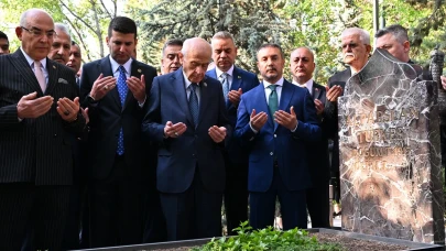 Bahçeli’den Alparslan Türkeş’in Anıt Mezarına Anlamlı Bayram Ziyareti