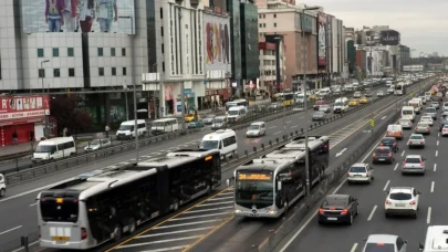 İstanbul’da feci kaza: Motosiklet sürücüsü ölümden döndü