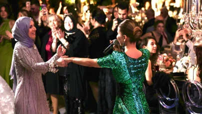 Gülben Ergen Bursa’da Sahneye Çıktı, Gecenin Tüm Işıkları Onun Üzerindeydi!